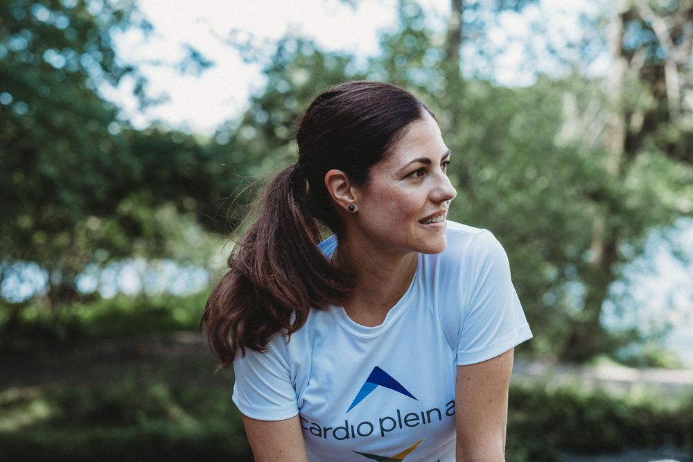Femme sportive qui regarde sur le côté