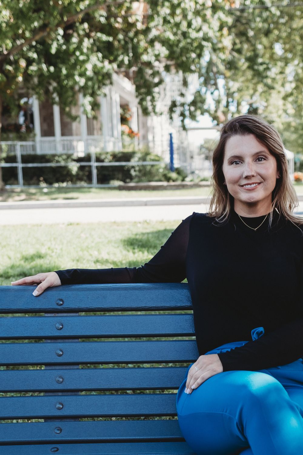 femme d'affaire assise sur un banc de parc