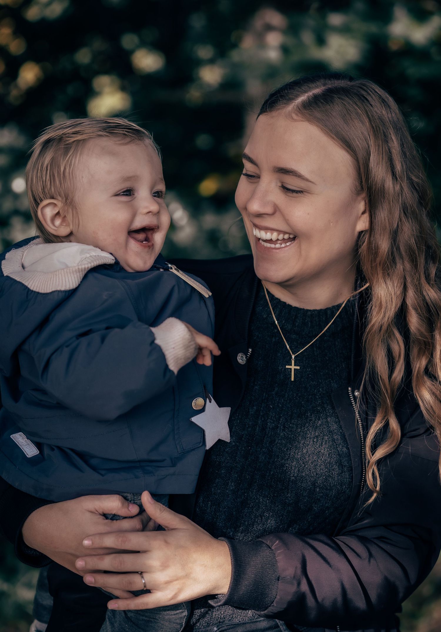 Familiefotograf i Jægerspris & Frederikssund – naturlige øjeblikke, smil og nærvær fanget i Nordsjællands smukke omgivelser.