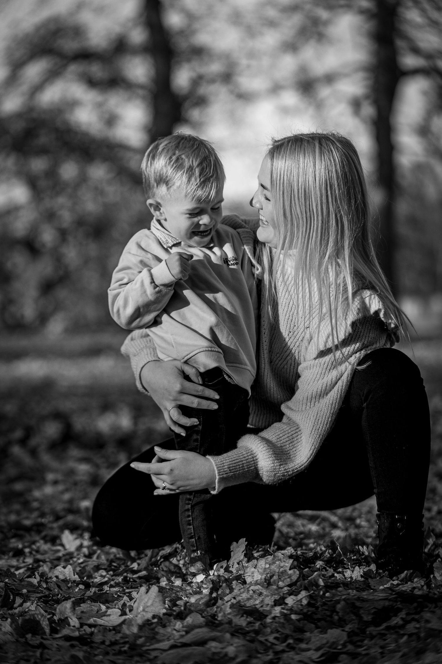 Mor og søn i efterårslys – naturligt familiefoto i Jægerspris og Frederikssund. Familie- og portrætfotograf i Nordsjælland
