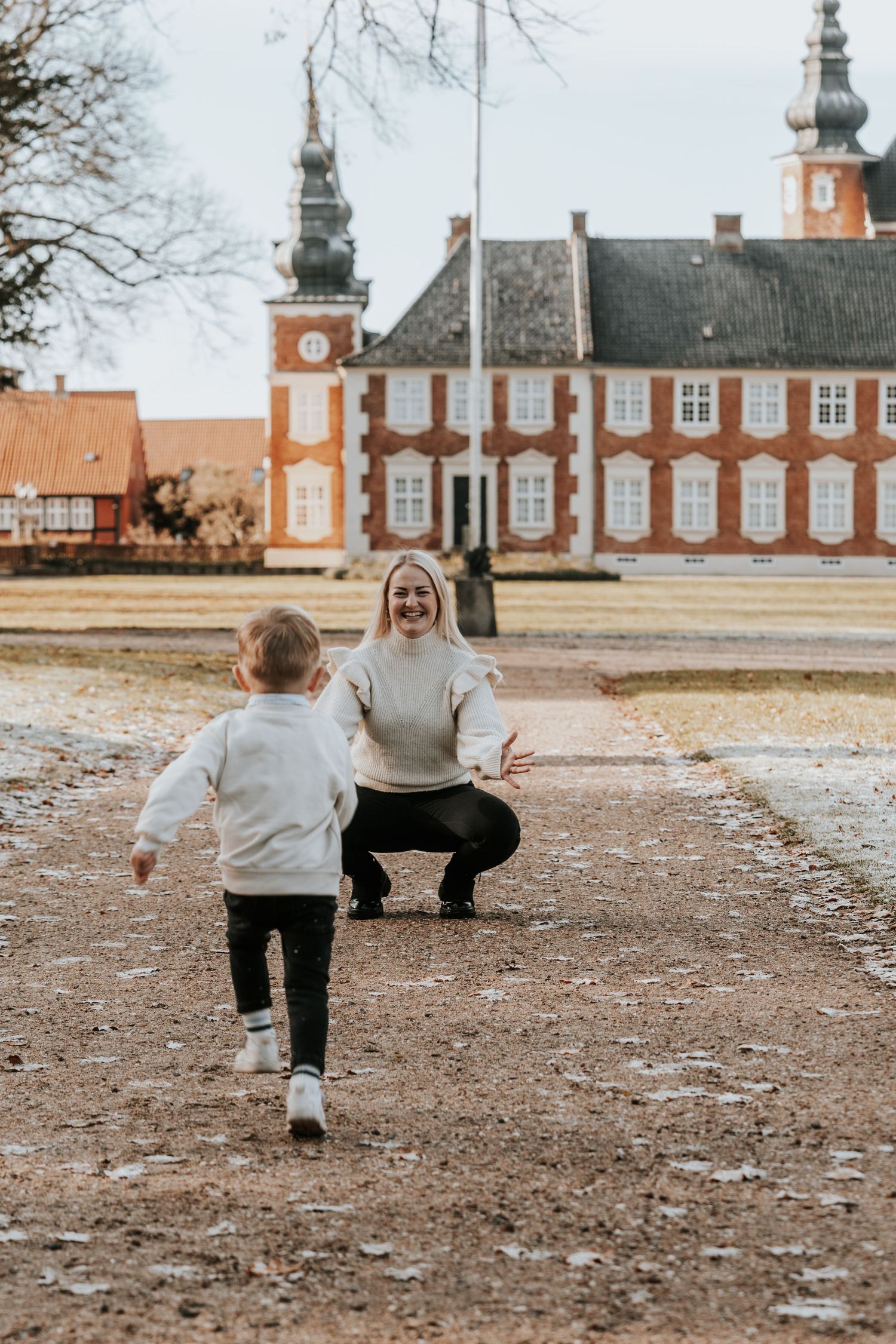 Familiefoto ved Jægerspris Slot – naturlige øjeblikke fanget i Frederikssund og hele Nordsjælland. Familie- og portrætfotograf