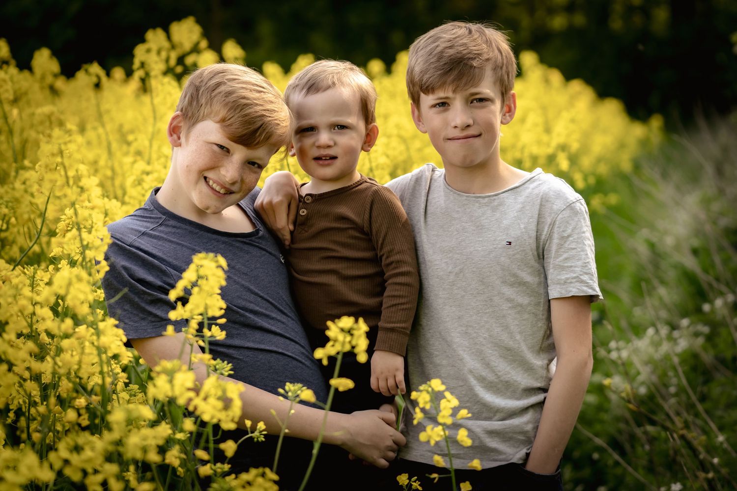 Familiefotograf i Jægerspris & Frederikssund – naturlige portrætter i Nordsjællands natur. Ægte smil og smukke minder