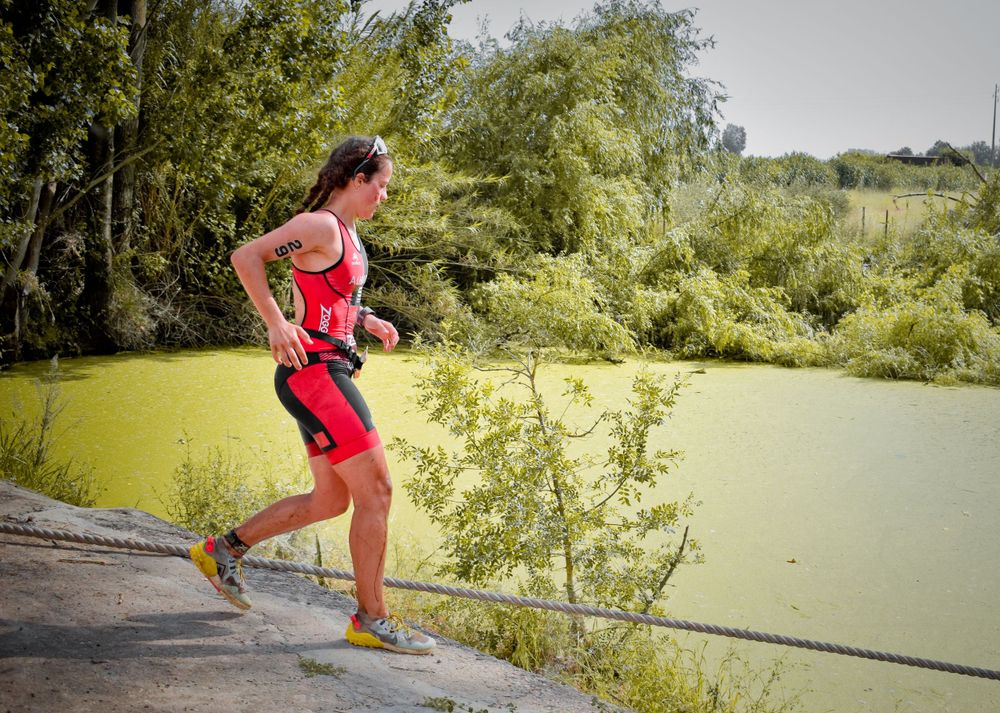 Mulher a  correr na prova de triatlo (Xterra) evento desportivo, realizado na golegã, Portugal, todos os anos.