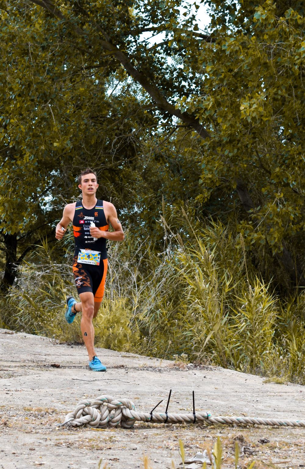 homem a  correr na prova de triatlo (Xterra) evento desportivo, realizado na golegã, Portugal, todos os anos.
