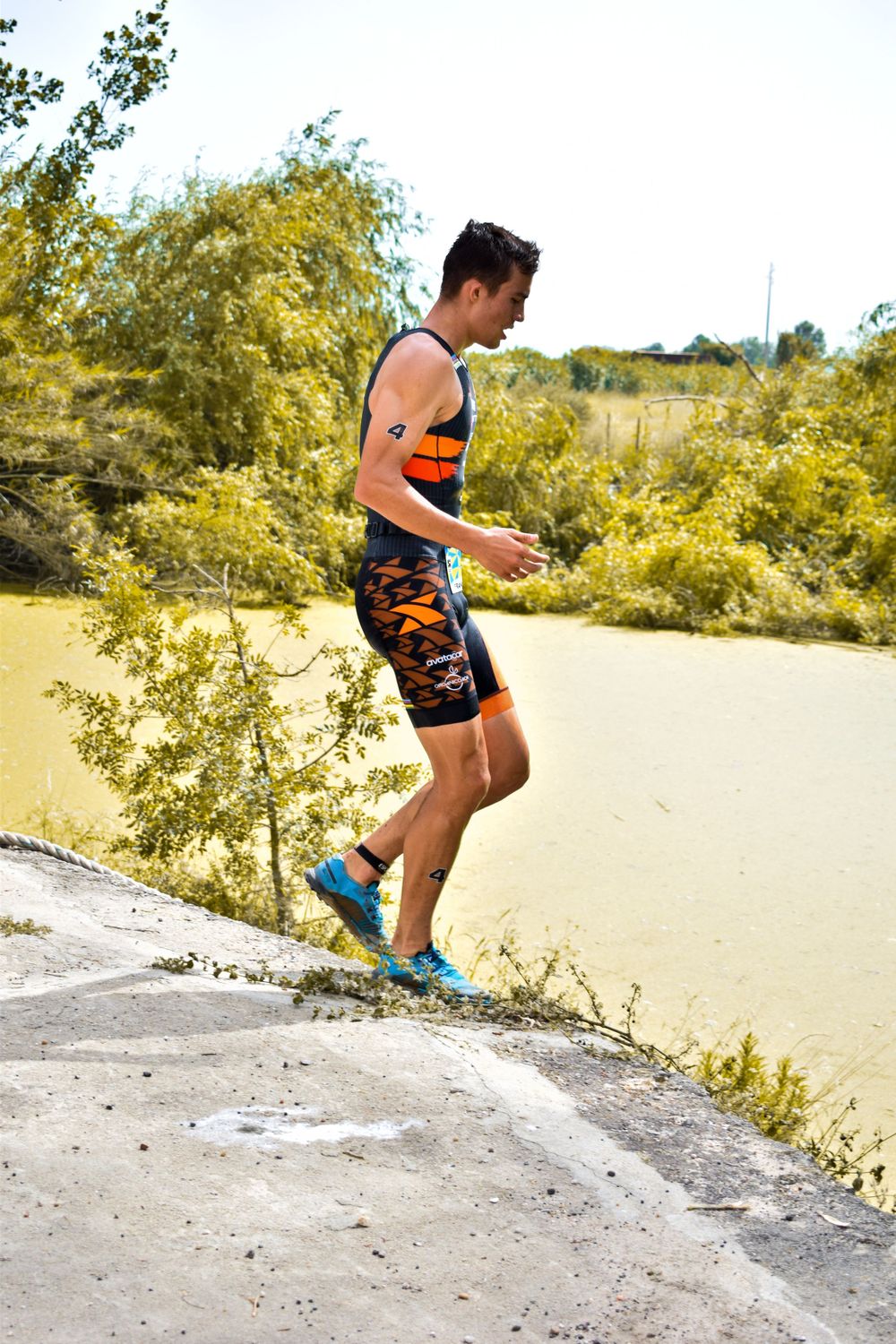 homem a  correr na prova de triatlo (Xterra) evento desportivo, realizado na golegã, Portugal, todos os anos.