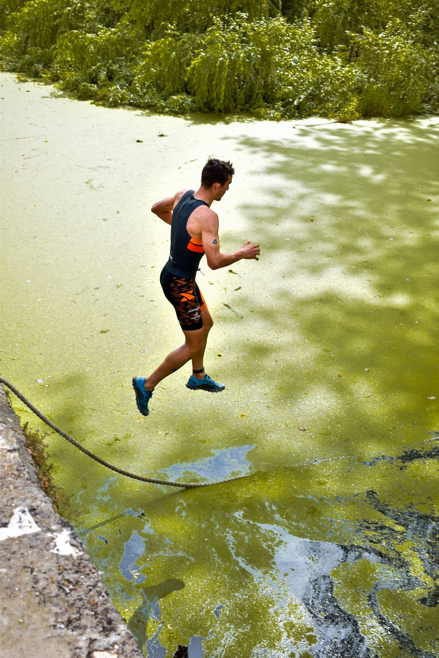 homem a saltar na prova de triatlo (Xterra) evento desportivo, realizado na golegã, Portugal, todos os anos.