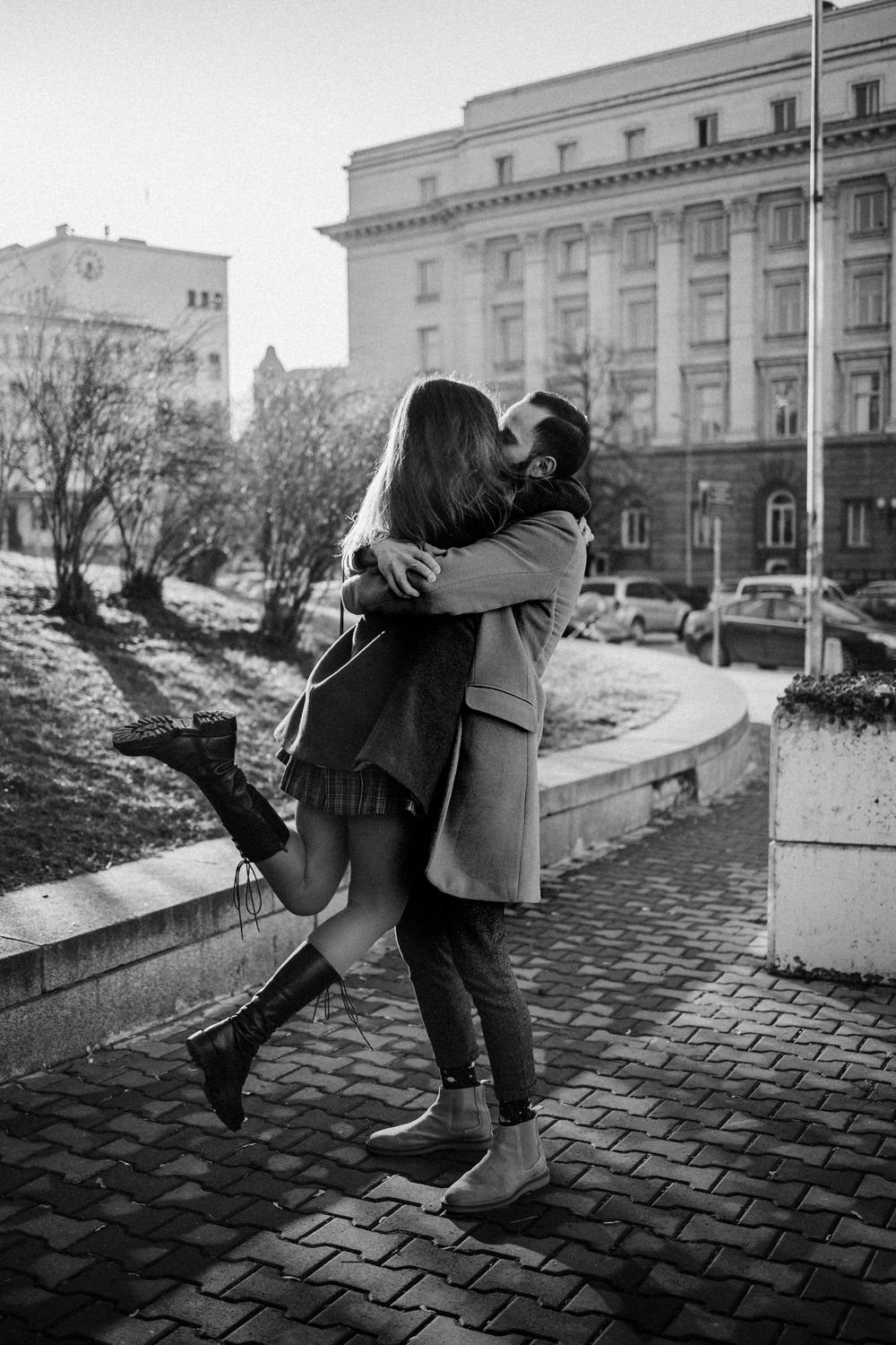 професионална фотосесия за влюбени двойки - мъж и жена се прегръщат