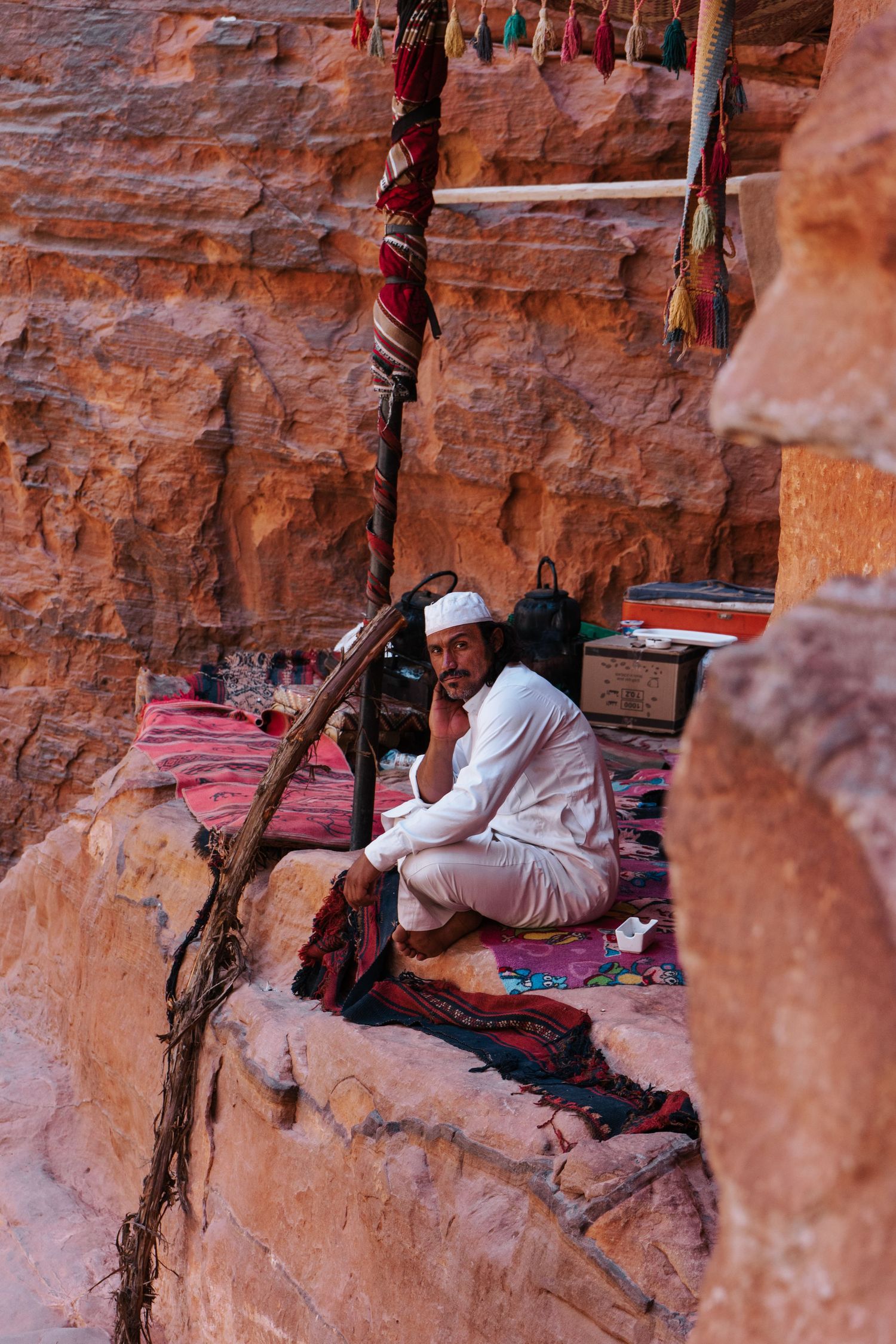 Man zittend op een rots in Petra Jordanië
