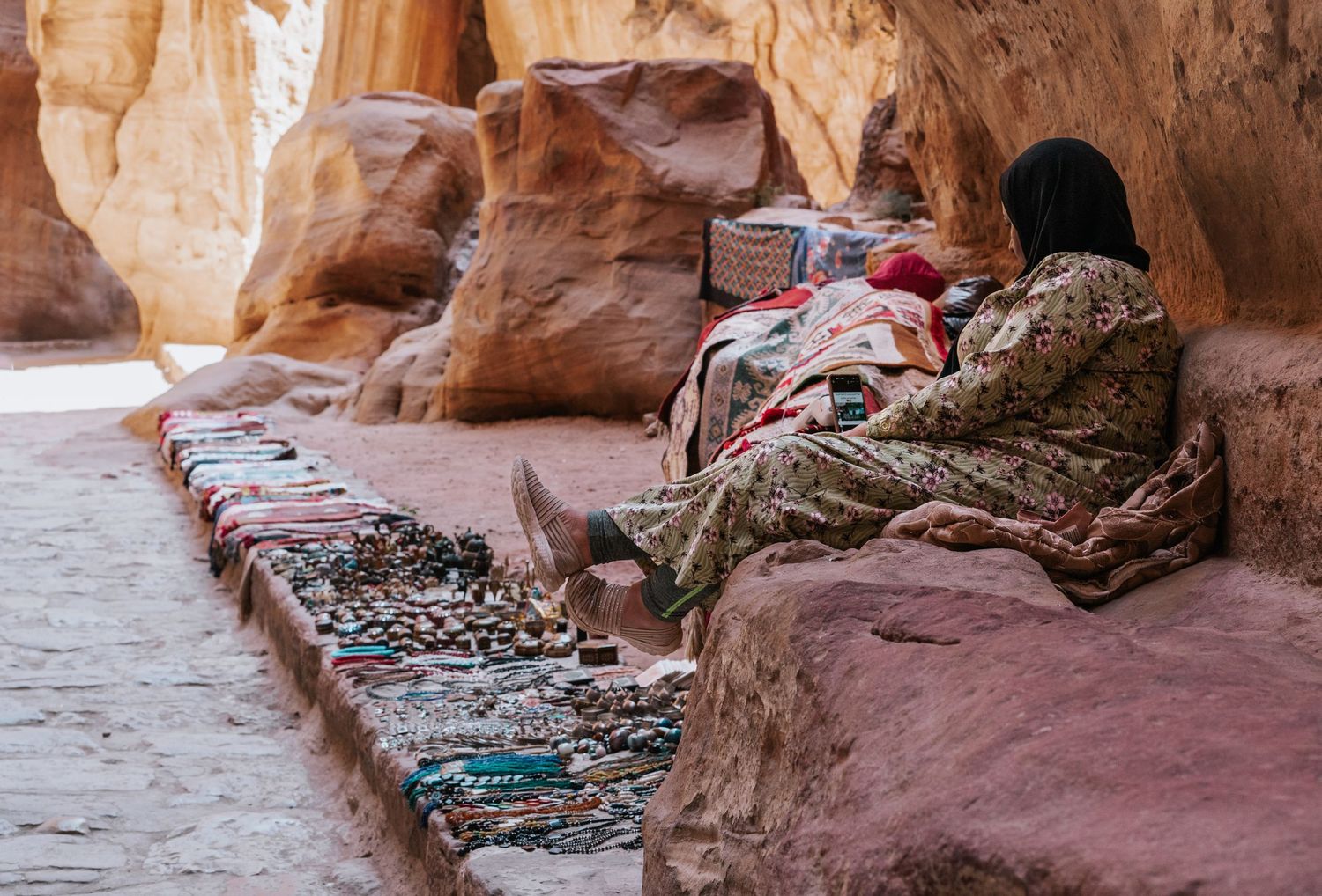 Vrouw aan het verkopen op een rots in Petra Jordanië