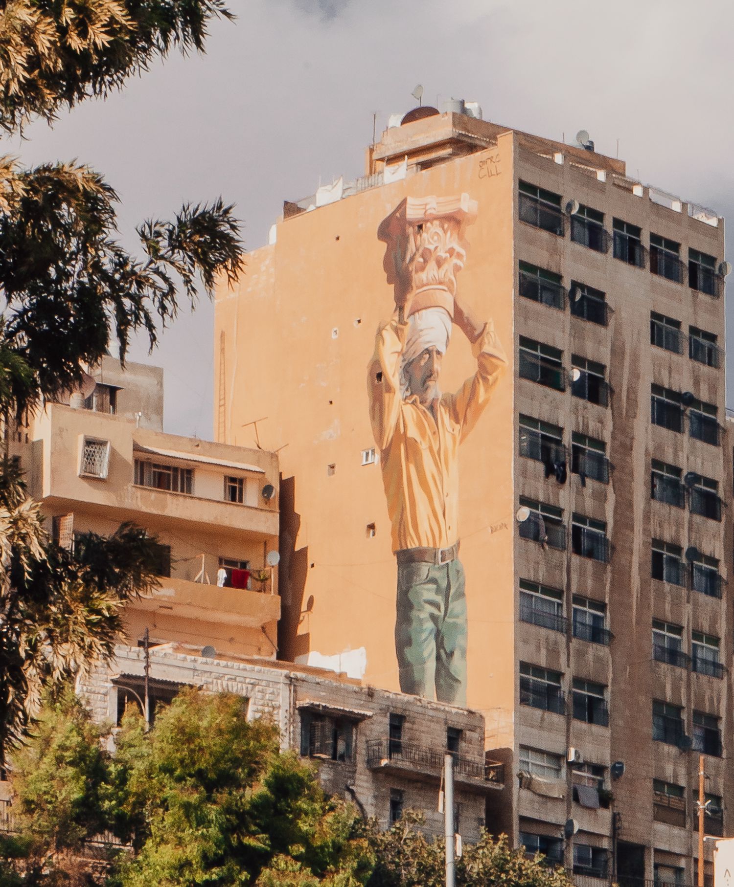 Gebouw in Jordanië met beschildering van een man