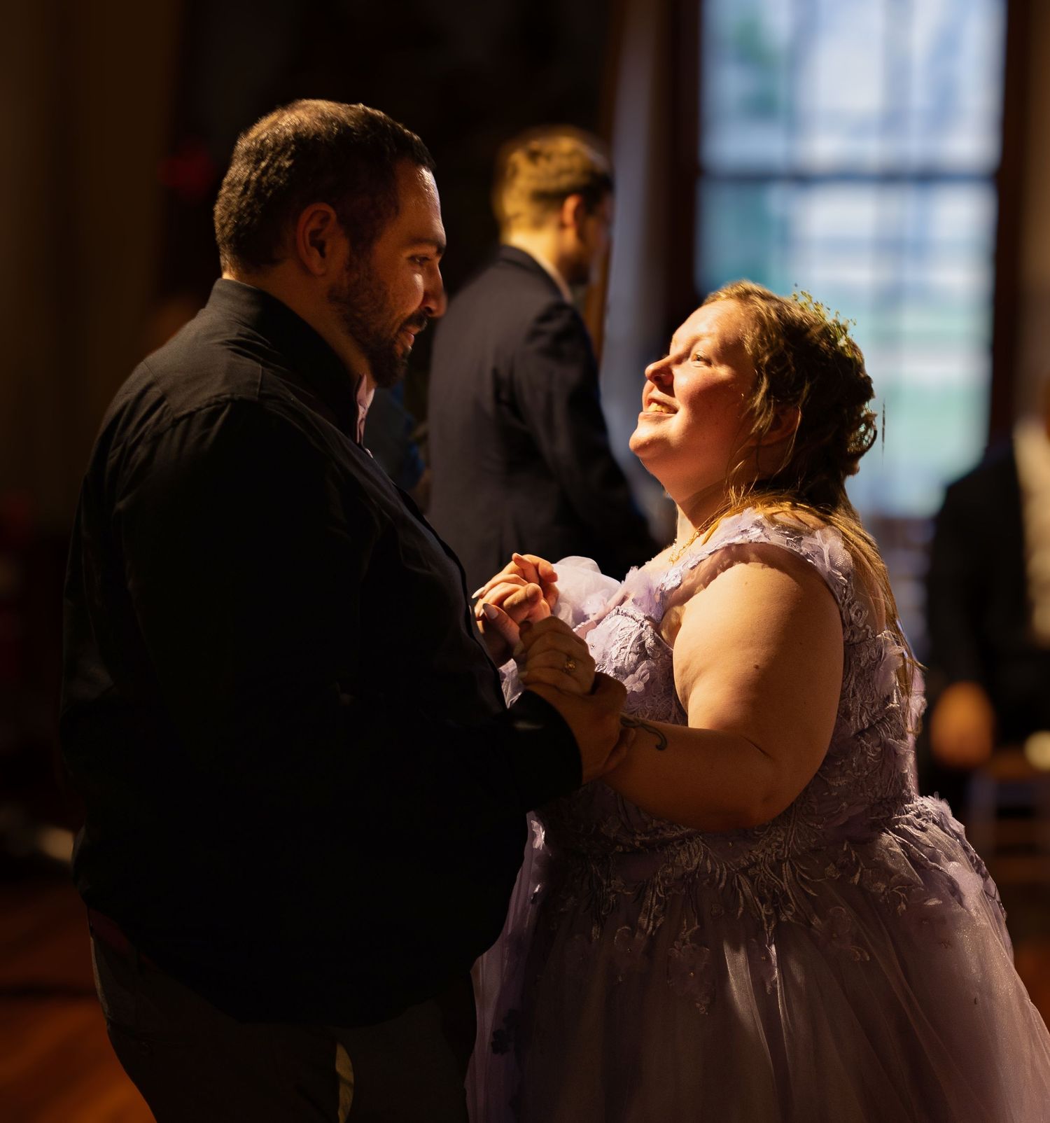 Intimate wedding dance with Newlyweds