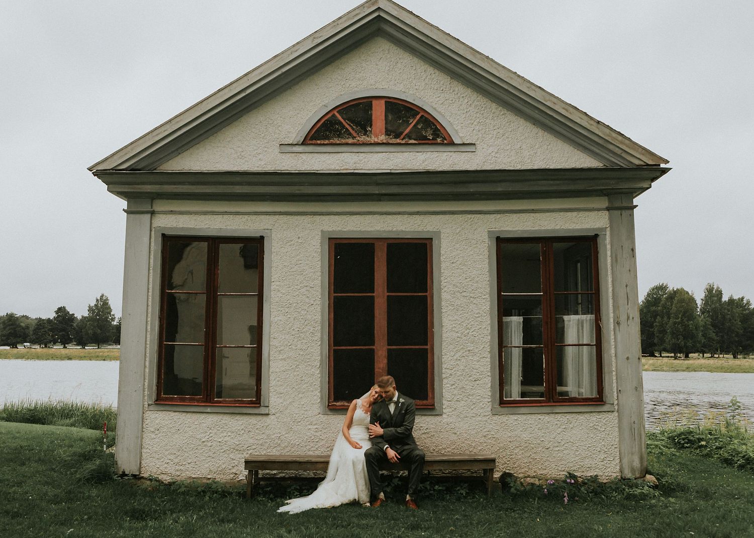 Romantiskt bröllopsfoto vid hus