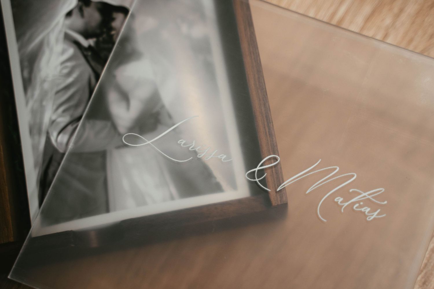 Hochzeitsfotograf Berlin Wedding Photographer Braut Bräutigam Holzbox Usb