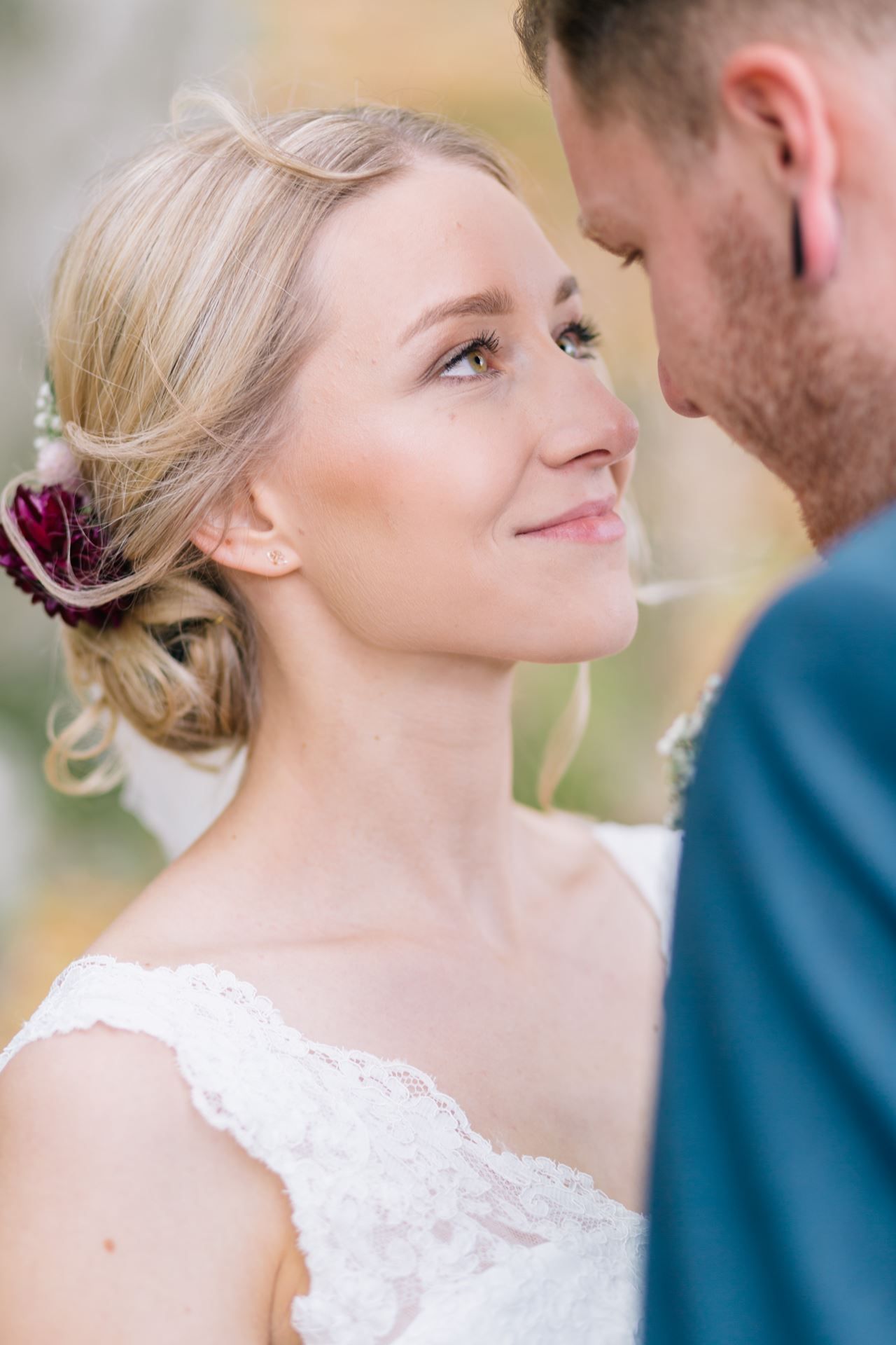 Hochzeitsfotografie - Brautpaar in enger Pose
