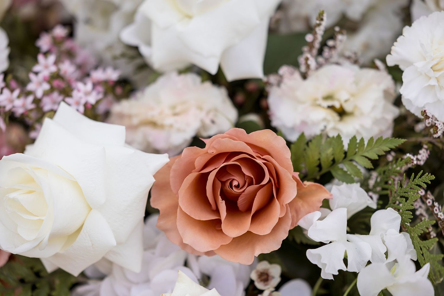 Wedding flowers in the ceremony location at De Bortoli Rutherglen Estate captured by Jason Robins