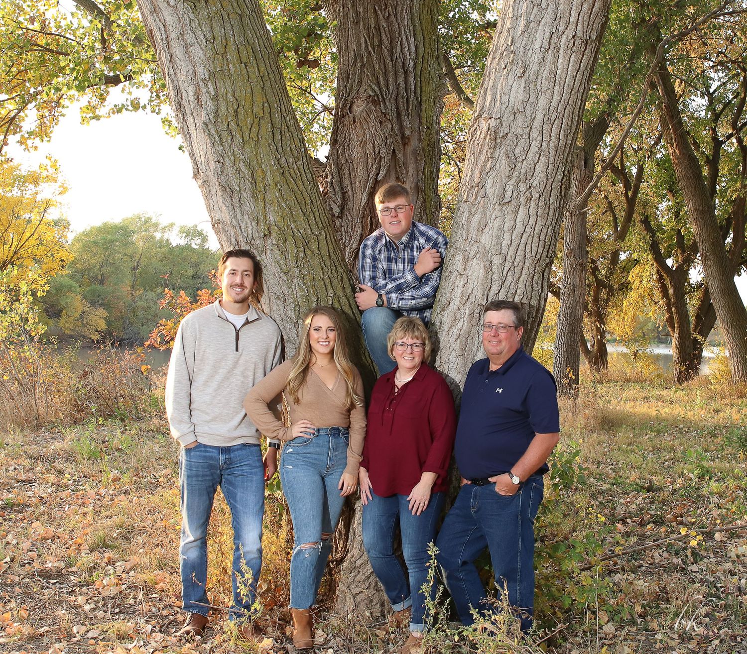 becky katzberg photography fall family photo with people around a large tree