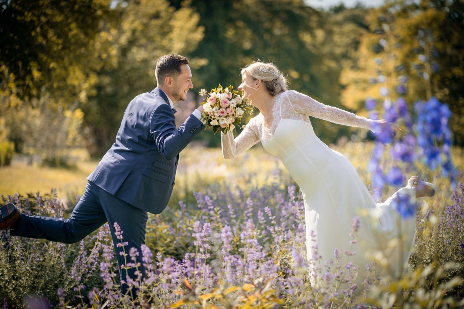 Tipps für natürliche Posen bei der Hochzeit, Brautpaar Bilder, Hochzeit Fotos Idee