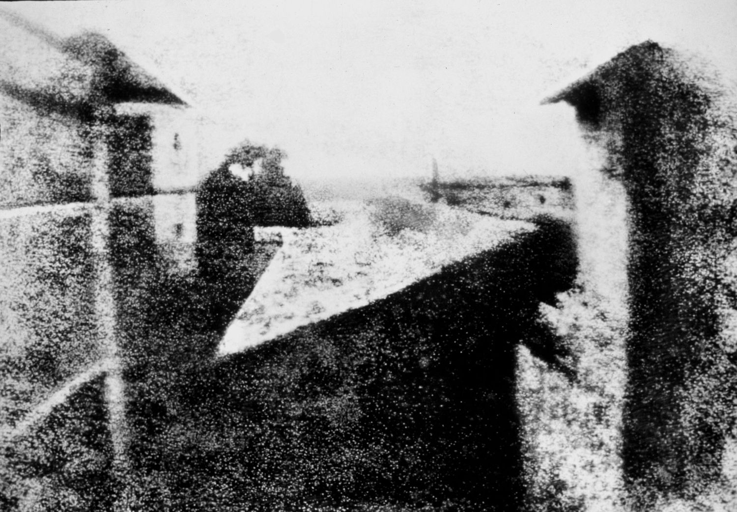 First known photograph ever taken, showing rooftops and buildings in black and white from 1826.