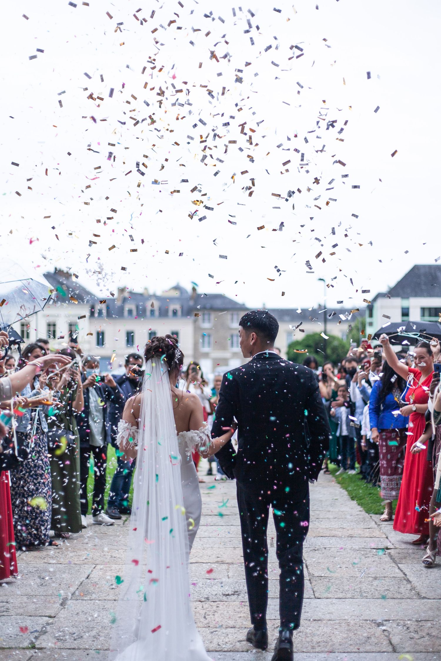 Sortie de mairie 
mariage Lyon
Photographe : Solène Dgy Photographe