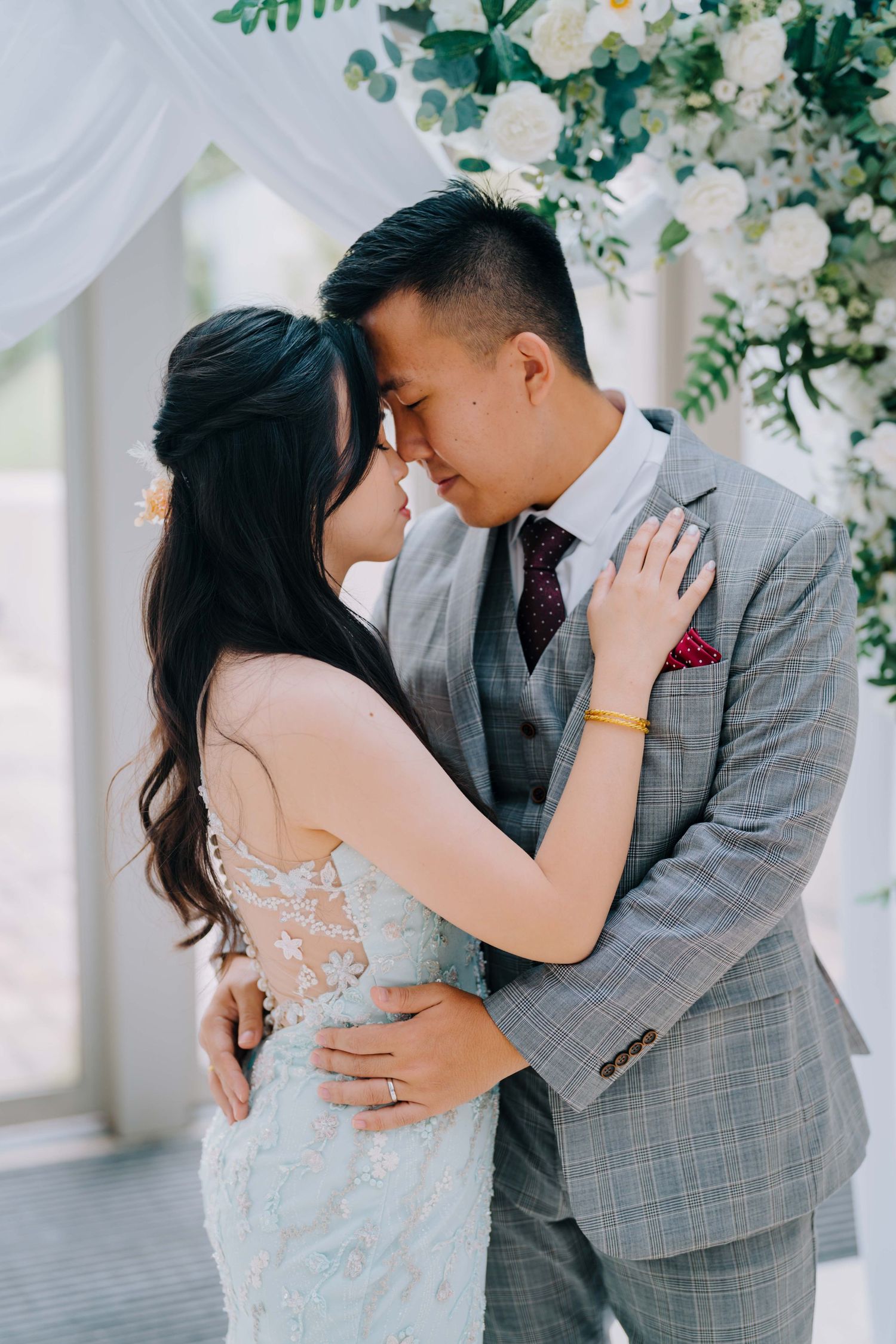 emotional candid wedding photography at singapore national museum
