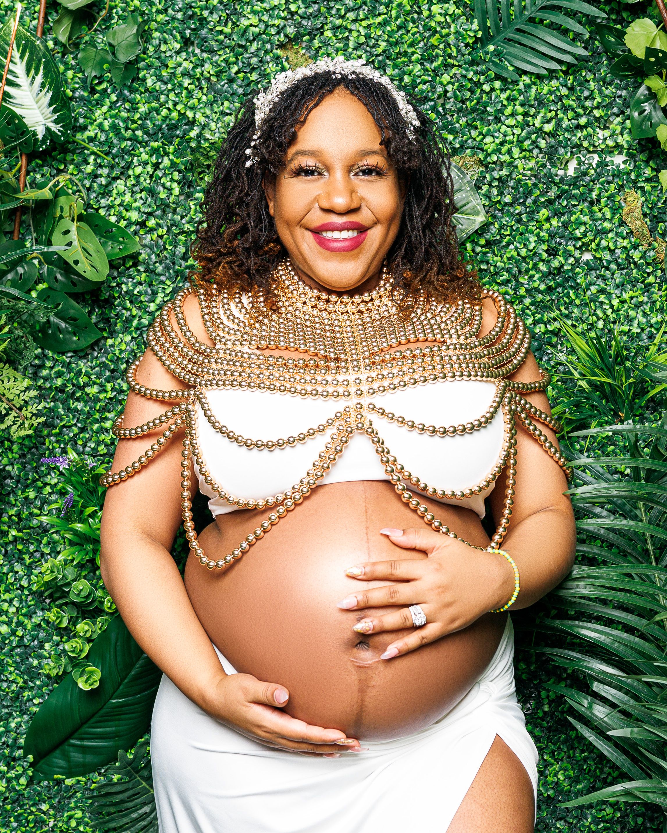 NATURAL IN THE STUDIO MATERNITY PHOTO