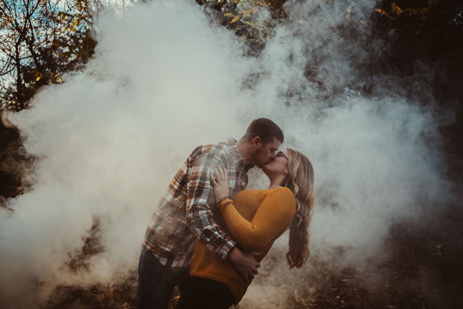 smoke bomb fall photography couples