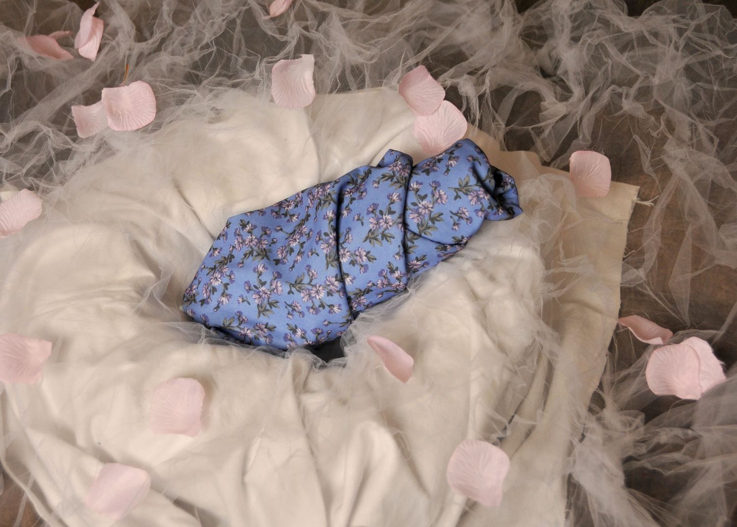 Flower wrap, tulle, petals