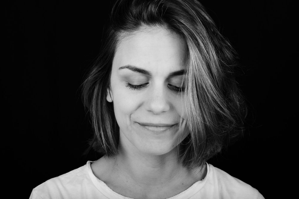 Atriz, Anna Eremin a posar em uma sessão fotográfica em estúdio.