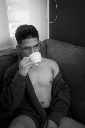 Retrato de chico tomando café en el sofá