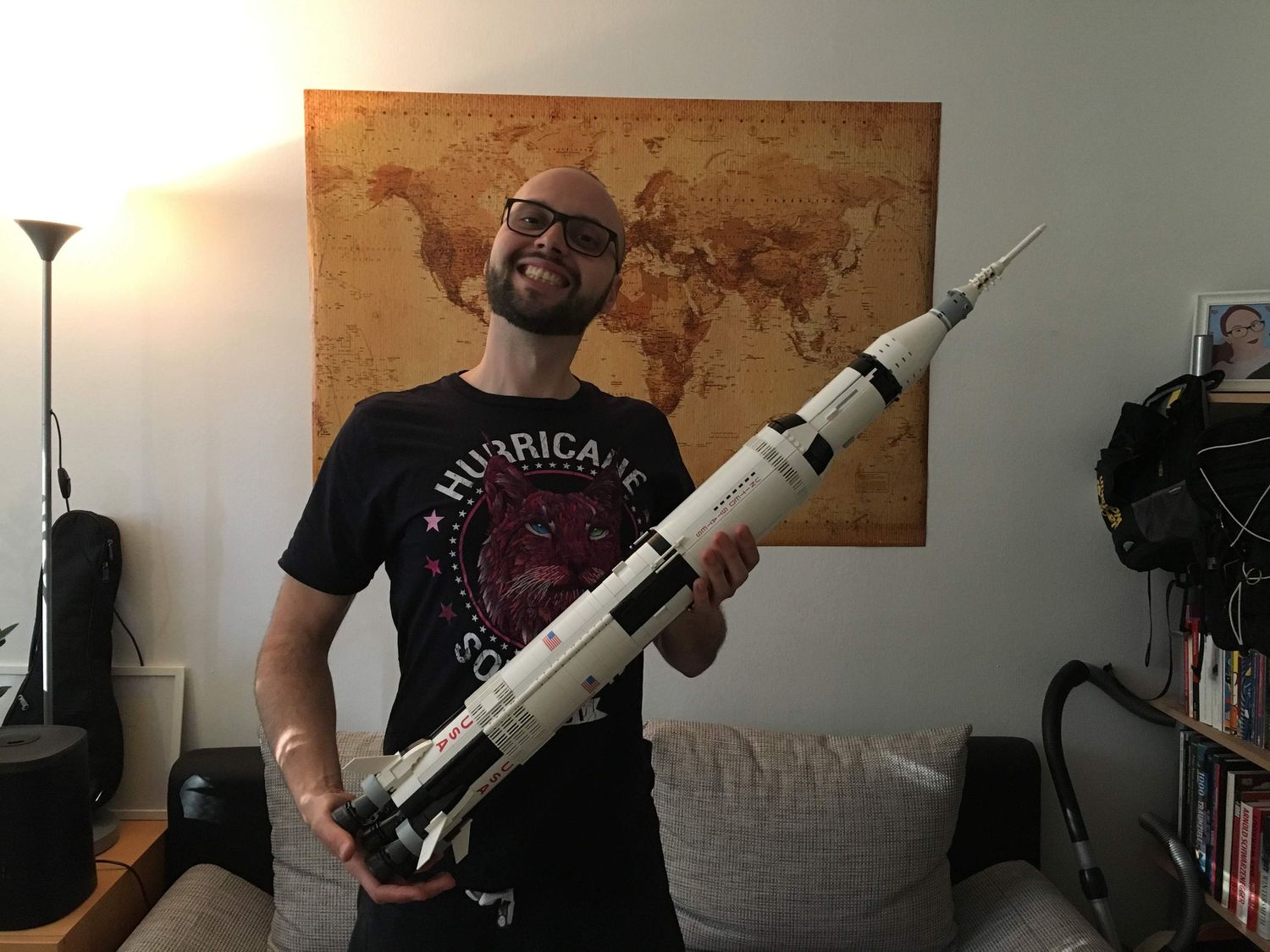 Ljubo Lukic präsentiert eine fertig gebaute Lego Rakete.