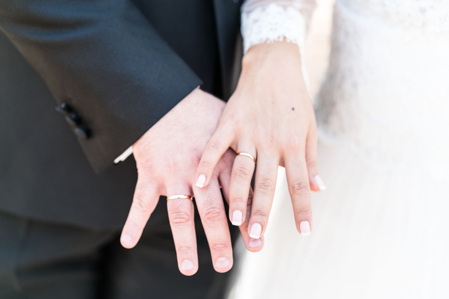 Recién casados con anillos