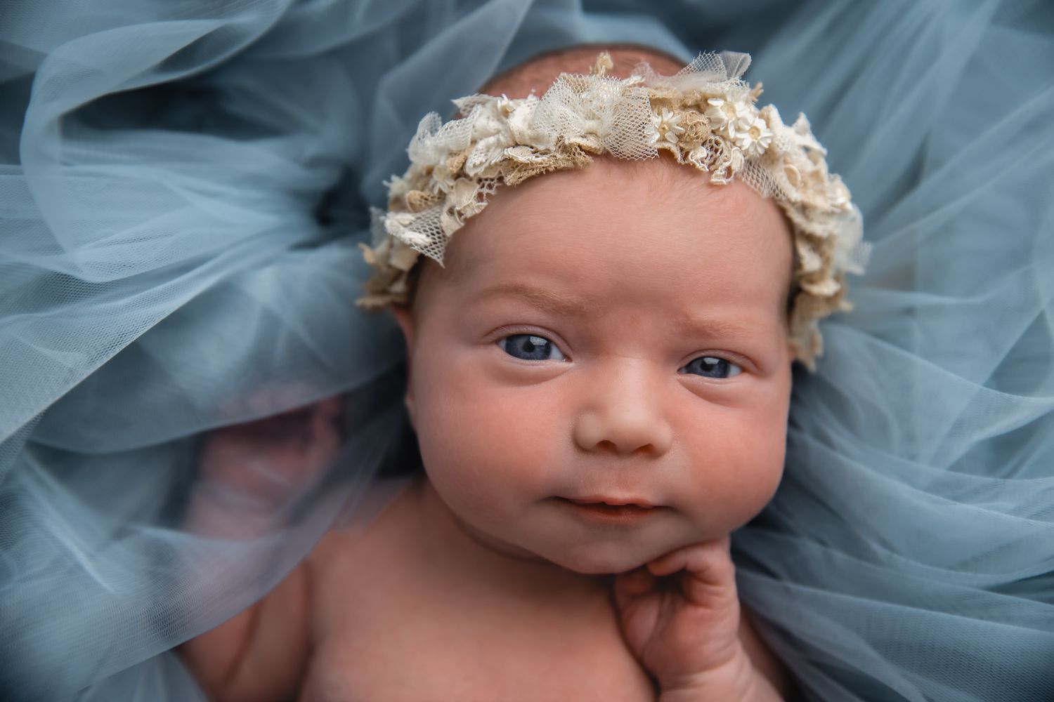 Nyföddfotograf i Skåne – kärleksfull fotografering av nyfödda i tidlös stil