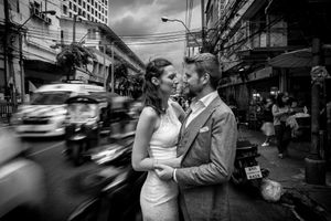krachtig en gestileerd beeld in de straten van Bangkok bij een huwelijk
