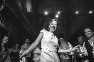 huwelijk van de mooie bruid in Brussel, dansfeest op een huwelijk, Motown-vibes, spontane dansfotografie