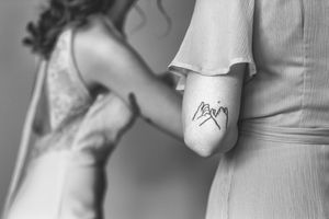 detail van een tattoo van de bruidsmeisjes