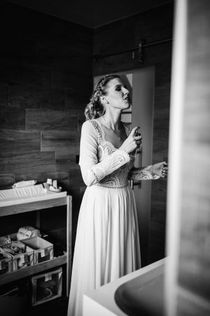 Say yes to the dress, de eerste foto van de bruid in haar mooie jurk, klaarmaken met parfum