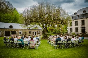 Fragment tijdens de ceremonie van een mooie bruiloft in Chateau Le Risdoux te Frankrijk