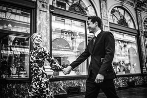 verliefd bruidskoppel samen wandelend in de straten van Brussel op hun huwelijksdag