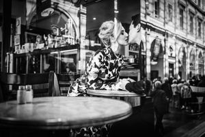 paparazzi-foto van een mooi bruidspaar zittend en kussend in een brasserie in Brussel