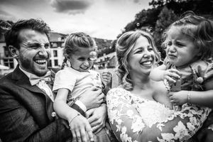 Huwelijkskoppel met de kinderen op een destination wedding op Domaine Chateau Le Risdoux te Frankrijk