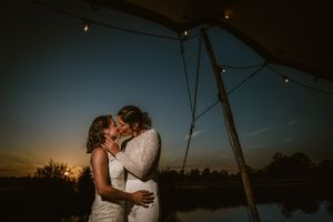 LGBTQ huwelijk in Sint-Martens Latem van 2 mooie dames bij de golden hour