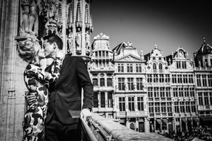 Huwelijkskoppel met intense kus op het balkon in Brussel