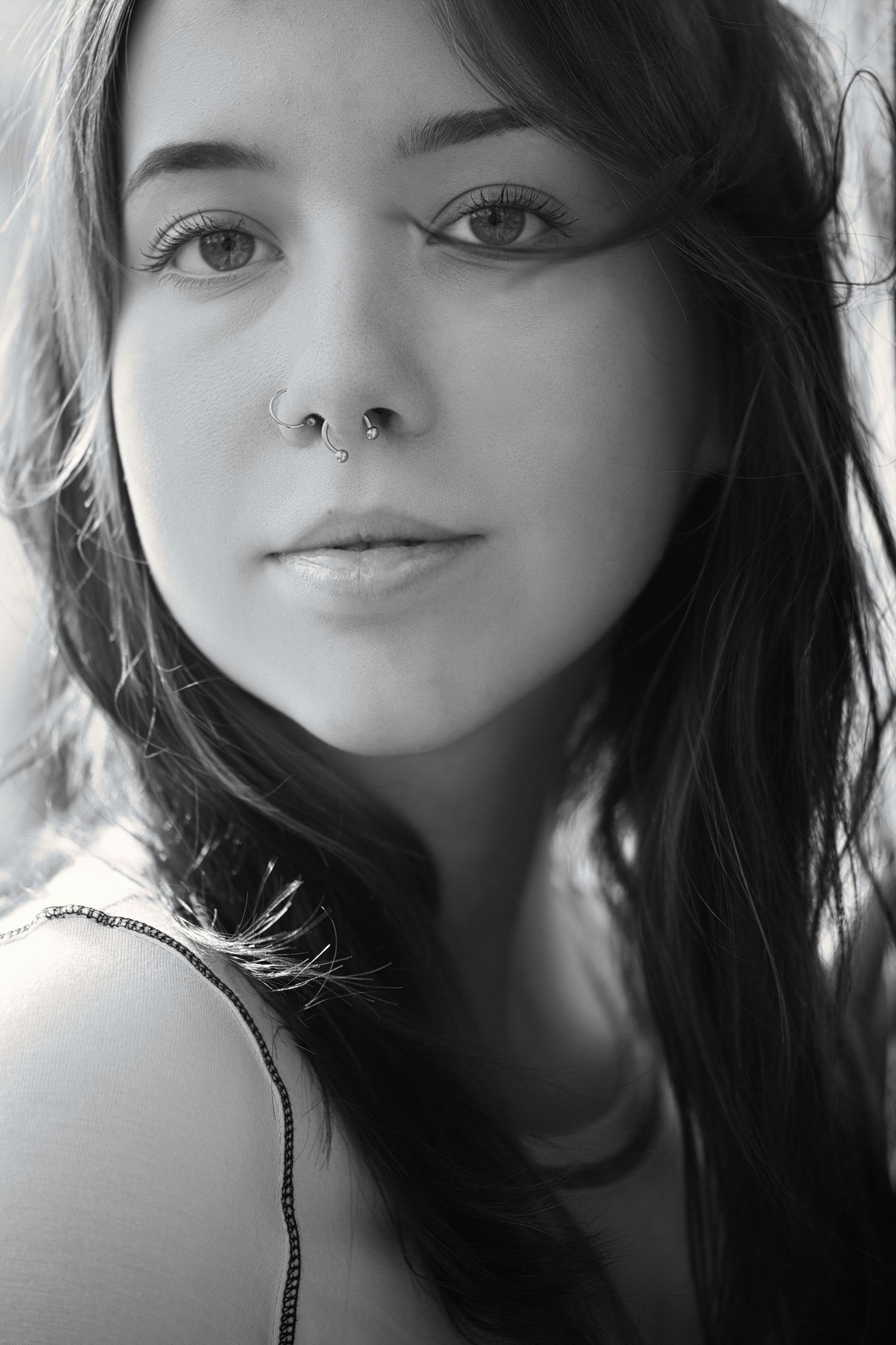 Portrait d'une adolescente à l'extérieur en noir et blanc.  Portrait of a teenager in black and white.