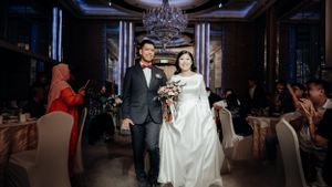 Wedding walk in with crowds cheering at the back
