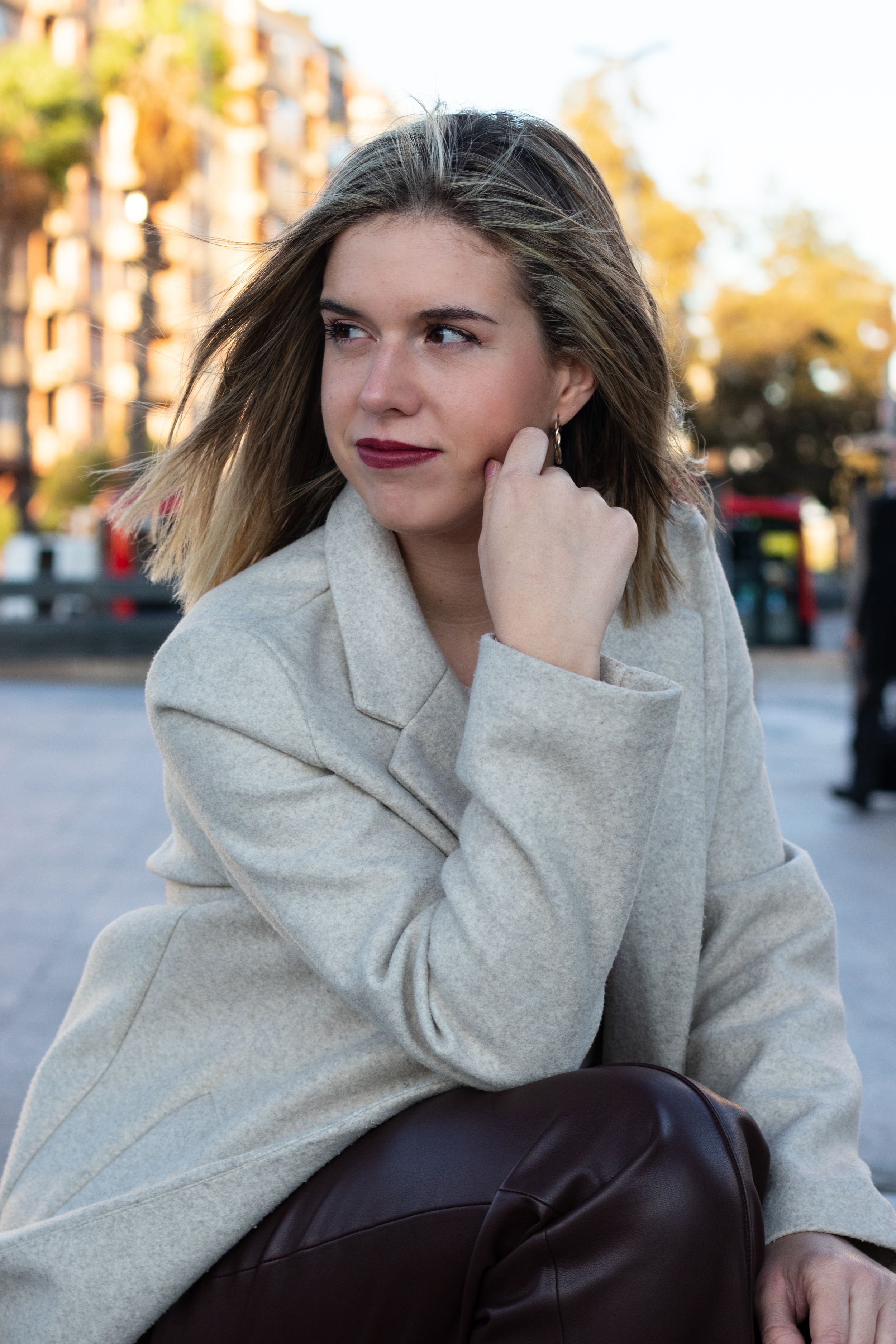 mujer mirando a la izquierda