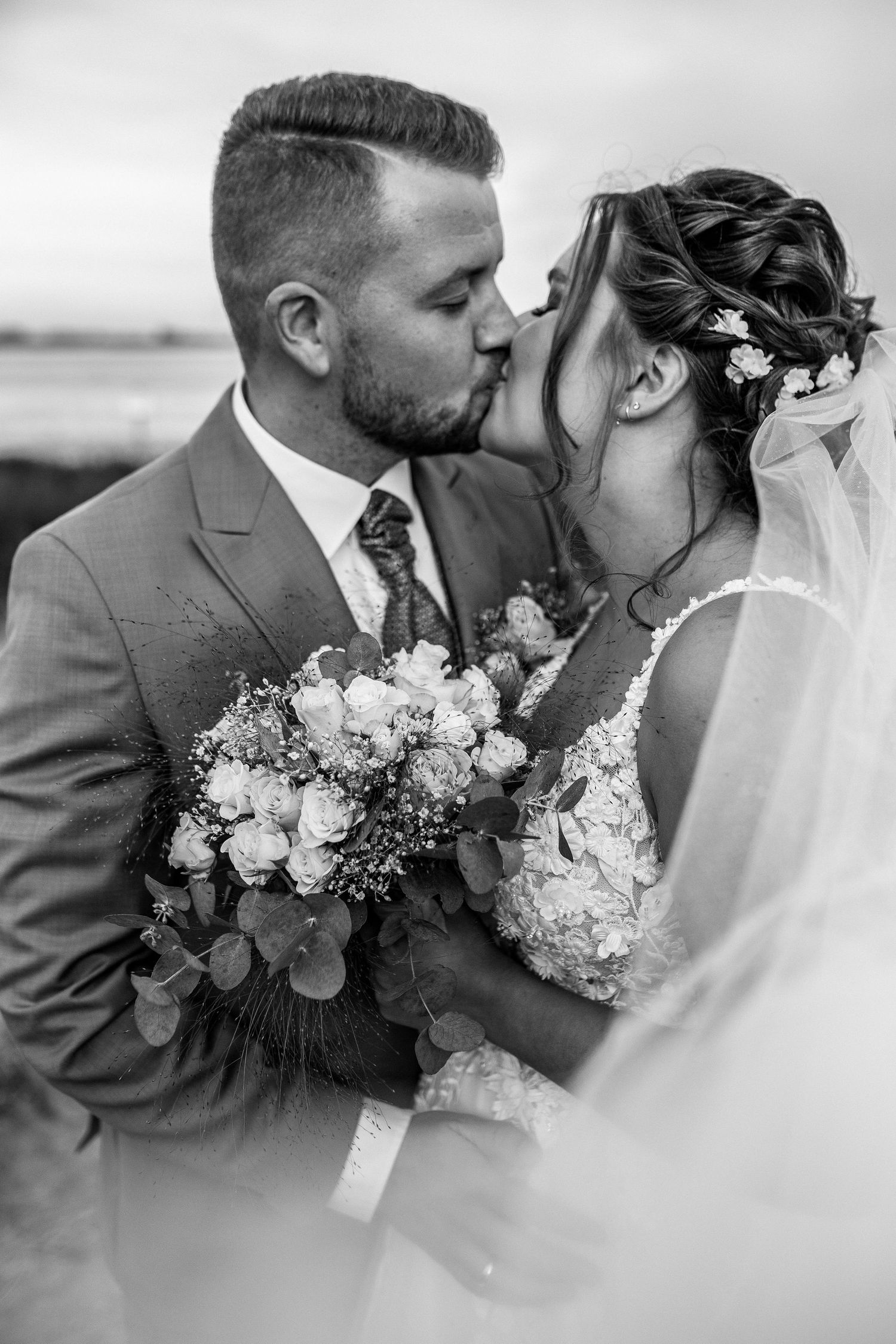 Bild und Testimonial Vanessa und Daniel am Strand in Nordenham- Jule Christoffers - Hochzeitsfotografie aus Oldenburg