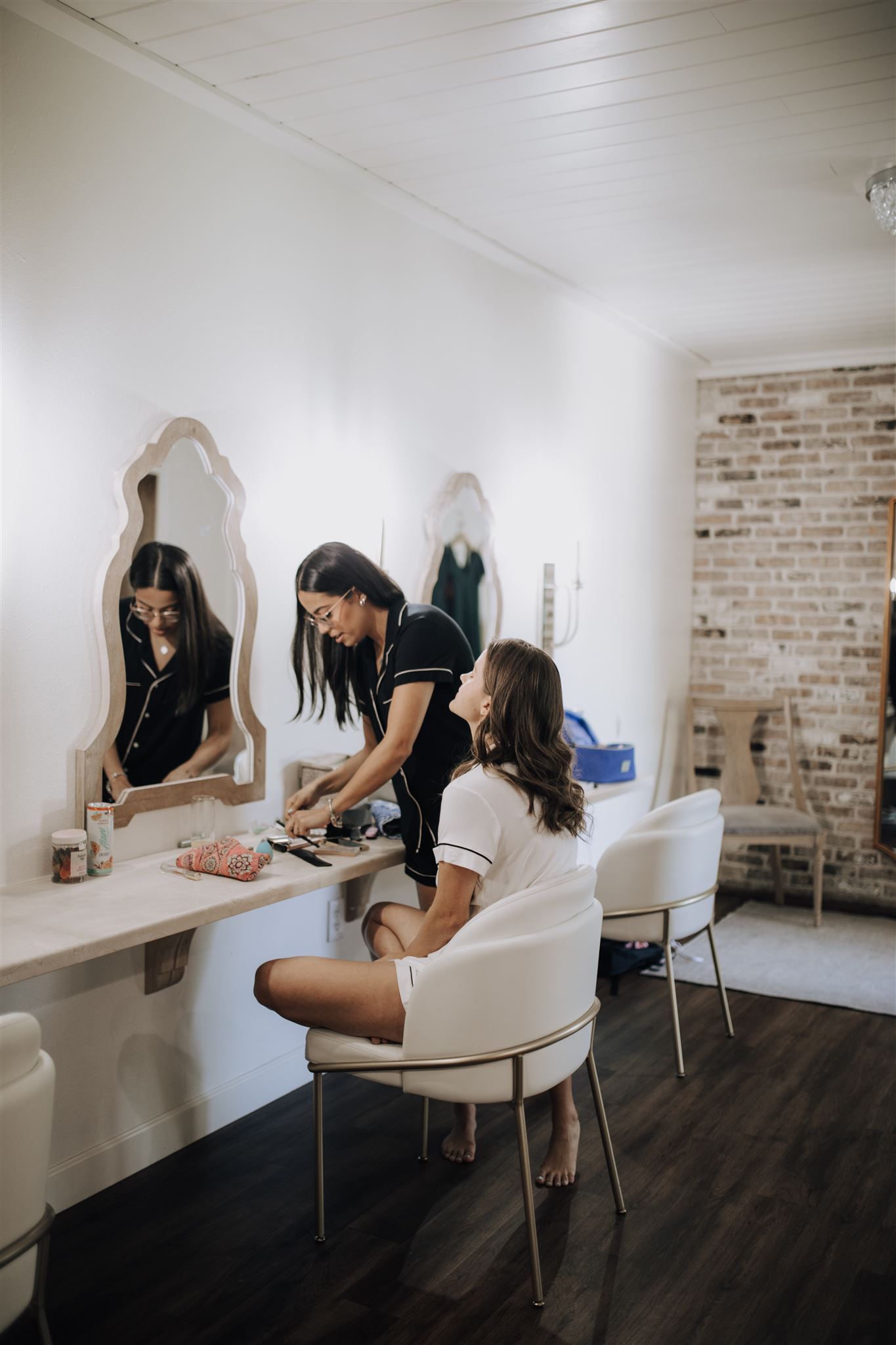 bride and bridesmaids getting ready in suite of Carriage House wedding venue in Conroe, Tx