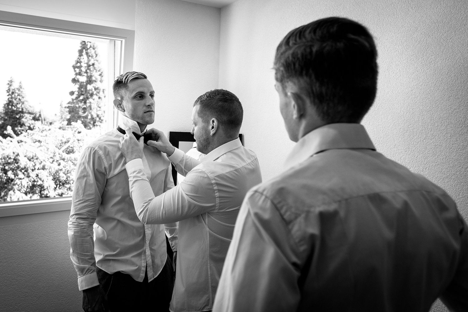 TLOOK photographe de mariage de style documentaire, préparatifs du marié avec ses amis