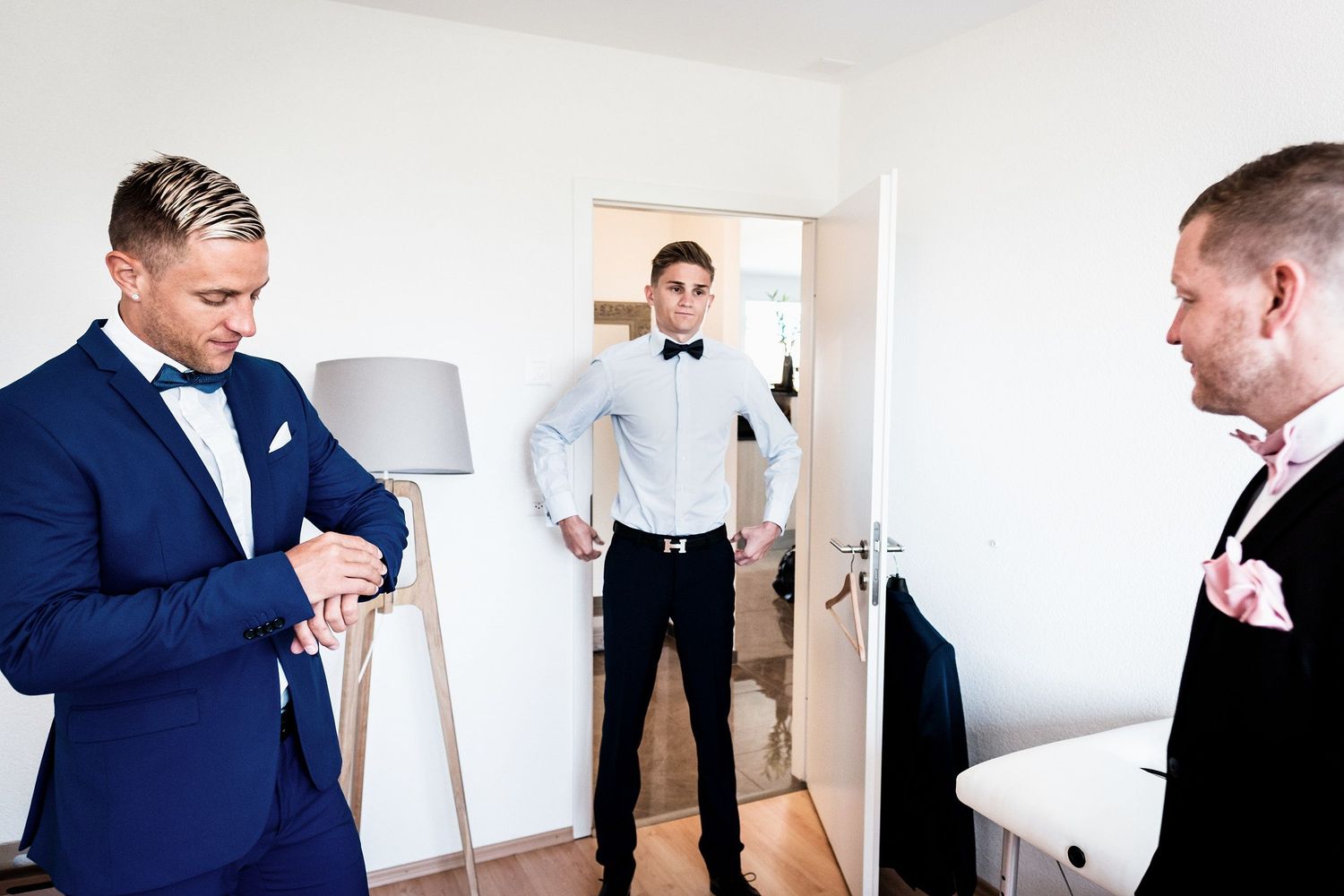 TLOOK photographe de mariage de style documentaire, préparatifs du marié avec ses amis