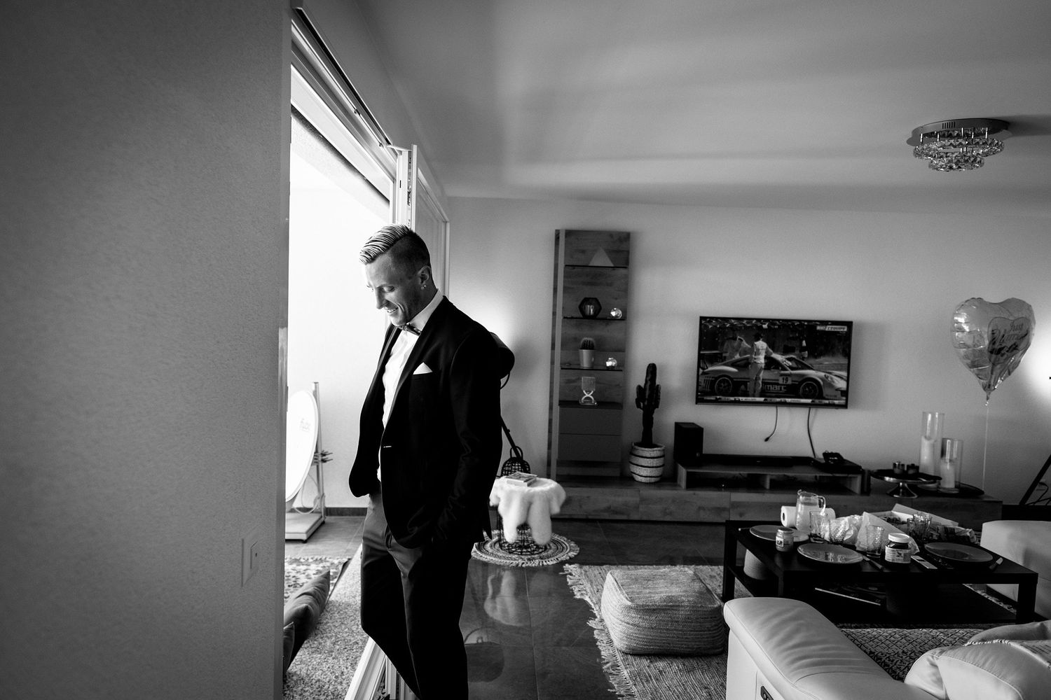 TLOOK photographe de mariage de style documentaire, préparatifs du marié avec ses amis